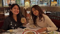 Kalau ini keseruan saat Acha makan bareng adik perempuannya. Mereka makan di sebuah restoran dan memesan beberapa hidangan, mulai dari steak, pasta, sampai mashed potato. Terlihat nikmat ya? Foto: Instagram @septriasaacha