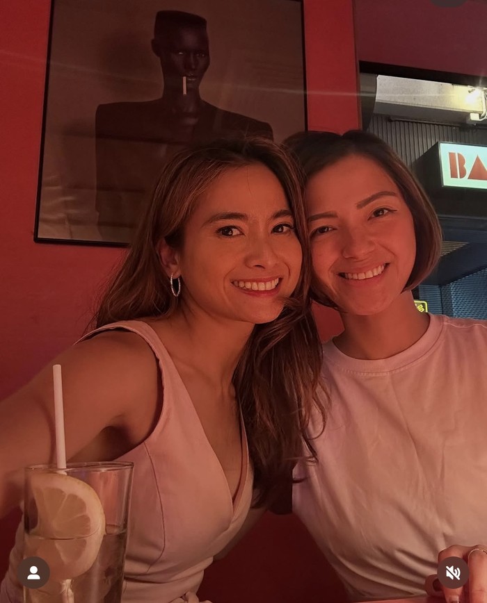 Potret Acha Septriasa yang Hobi Minum Matcha dan Ngemil di Kafe