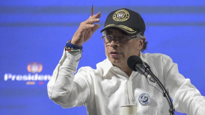 Colombias President Gustavo Petro delivers speech during the inauguration of a Multi Campus of the Escuela Nacional del Deporte University at the Siloe slum in Cali, Colombia on November 21, 2025. (Photo by JOAQUIN SARMIENTO / AFP)