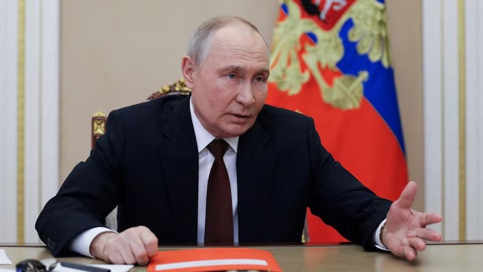 Russian President Vladimir Putin chairs a meeting with members of the Security Council via video link at the Kremlin in Moscow, Russia November 21, 2025. Sputnik/Gavriil Grigorov/Pool via REUTERS Purchase Licensing Rights