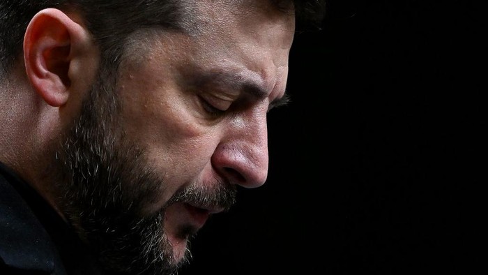 Ukraines President Volodymyr Zelensky attends a joint press conference with Turkeys President following their meeting at the Presidential Complex in Ankara on November 19, 2025. Zelensky said he wants to reinvigorate frozen peace talks, which have faltered after several rounds of Russia-Ukraine talks in Istanbul this year failed to yield a breakthrough. Moscow has not agreed to a ceasefire and instead kept advancing on the front and bombarding Ukrainian cities. (Photo by Ozan KOSE / AFP)