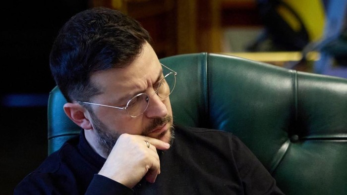 This handout photograph taken and released by the Ukrainian Presidential Press Service on November 21, 2025 shows Ukraines President Volodymyr Zelensky listening during a phone call with French president, British Prime Minister and German Chancellor while sitting at his office in Kyiv. The leaders of Germany, France, Britain and Ukraine on November 21, 2025 stressed the need to safeguard vital European and Ukrainian interests, Berlin said, after the US presented a plan that demands numerous concessions from Kyiv. (Photo by Handout / UKRAINIAN PRESIDENTIAL PRESS SERVICE / AFP) / RESTRICTED TO EDITORIAL USE - MANDATORY CREDIT AFP PHOTO / UKRAINIAN PRESIDENTIAL PRESS SERVICE - NO MARKETING NO ADVERTISING CAMPAIGNS - DISTRIBUTED AS A SERVICE TO CLIENTS