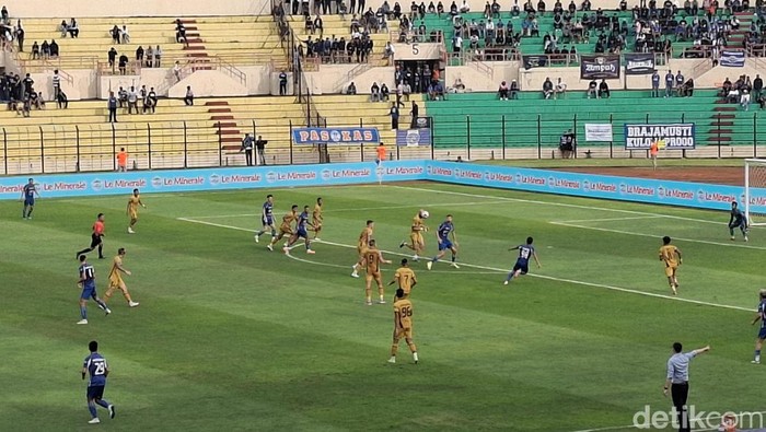 Laga PSIM Jogja vs Bhayangkara FC di Stadion Sultan Agung, Bantul, Sabtu (22/11/2025).