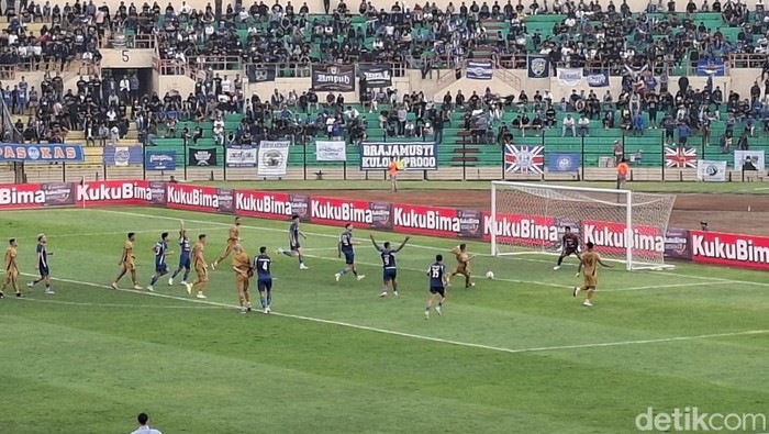 Laga PSIM Jogja vs Bhayangkara FC di Stadion Sultan Agung, Bantul, Sabtu (22/11/2025).