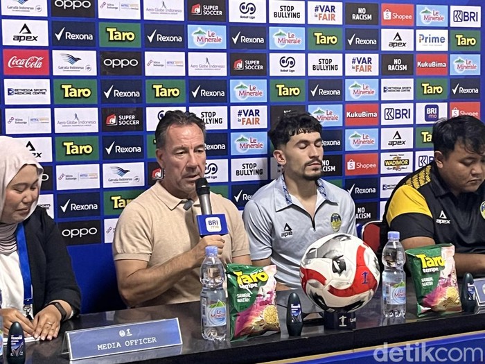 Jumpa pers PSIM Jogja di Stadion Sultan Agung, Bantul, Sabtu (22/11/2025).