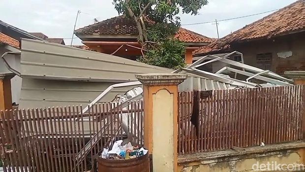 Puting beliung rusak rumah di Subang