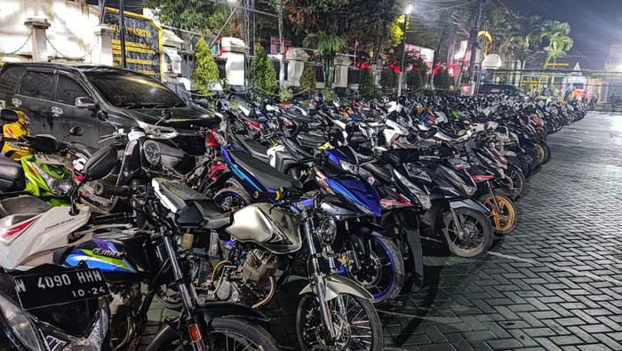 Ratusan motor dan pemuda terjaring balap liar