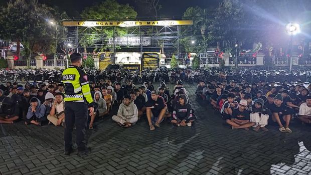 Ratusan motor dan pemuda terjaring balap liar Ratusan motor dan pemuda terjaring balap liar