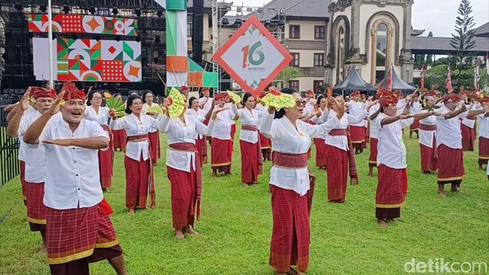 Ratusan pasang lansia Mejangeran di Lapangan Puspem Badung, Sabtu (22/11/2025). (Agus Eka/detikBali)