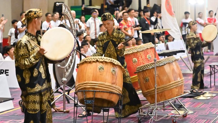 Tim Barongsai kontingen Riau memainkan alat musik untuk mengiringi pemain barongsai saat mengikuti kategori Barongsai Tradisional dalam Kejuaraan Nasional Barongsai 2025 di Denpasar, Bali, Sabtu (22/11/2025). Kejurnas Barongsai yang melombakan 12 kategori tersebut diikuti sekitar 600 peserta dari 18 provinsi. ANTARA FOTO/Fikri Yusuf