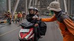 Relawan Bagikan Masker untuk Lindungi Warga dari Abu Erupsi Semeru