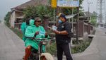 Relawan Bagikan Masker untuk Lindungi Warga dari Abu Erupsi Semeru