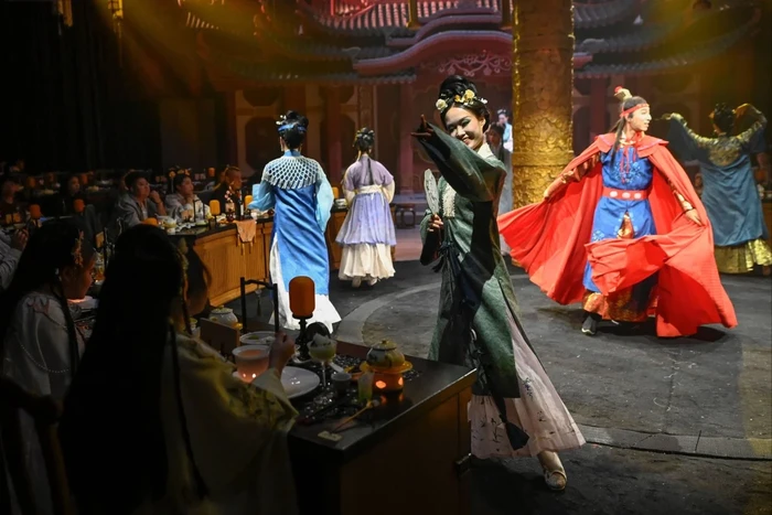 Restoran bernama Yan Wai Yan di Beijing, China menghadirkan konsep imersif yang memadukan busana China kuno tradisional.