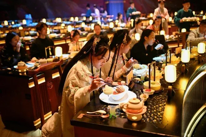 Restoran bernama Yan Wai Yan di Beijing, China menghadirkan konsep imersif yang memadukan busana China kuno tradisional.