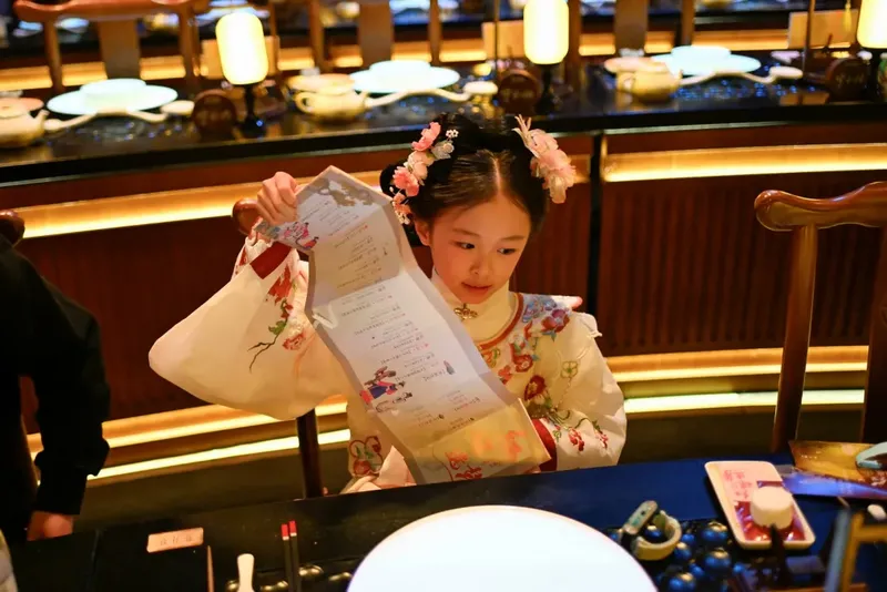 Restoran bernama Yan Wai Yan di Beijing, China menghadirkan konsep imersif yang memadukan busana China kuno tradisional.