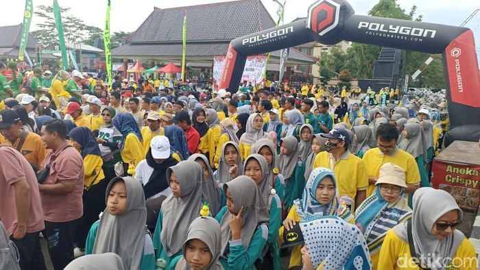 Ribuan warga mengikuti jalan sehat di Blitar