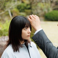 Han Hyo Joo tampil totalitas dengan long bob sebahu untuk serial Jepang Netflix, Romantic Anonymous, yang tayang 16 Oktober. Rambutnya terlihat lurus dan rapi, tanpa gelombang, dan dipermanis dengan poni tipis yang menutupi dahi. Foto: Instagram