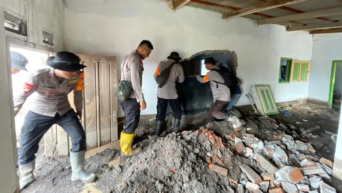 Satbrimob Polda Jatim membantu warga terdampak erupsi Semeru di Lumajang.