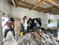 Satbrimob Polda Jatim Perkuat Operasi Kemanusiaan Pasca-Erupsi Semeru