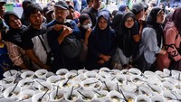 Warga mengantre untuk mendapatkan laksa gratis yang dibagikan sebagai upaya mempromosikan kuliner khas Tangerang kepada masyarakat luas. Foto: ANTARA FOTO/Putra M. Akbar