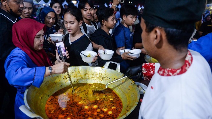 Juru masak menyiapkan hidangan laksa saat masak dan makan besar seribu porsi laksa di Alun-alun Ahmad Yani, Kota Tangerang, Banten, Sabtu (22/11/2025). Kegiatan memasak sebanyak seribu porsi laksa yang dibagikan gratis kepada warga tersebut untuk mempromosikan dan melestarikan kuliner khas Kota Tangerang yang termasuk dalam warisan budaya tak benda. ANTARA FOTO/Putra M. Akbar/rwa.