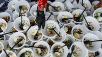 Juru masak menyiapkan hidangan laksa saat masak dan makan besar seribu porsi laksa di Alun-alun Ahmad Yani, Kota Tangerang, Banten. Foto: ANTARA FOTO/Putra M. Akbar