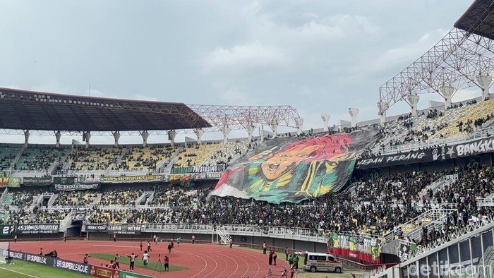 Suasana GBT saat laga Persebaya bersama Arema