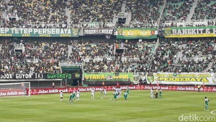 Gelora Bung Tomo dipenuhi pendukung persebaya saat laga lawan Arema Minggu (22/11/2025)
