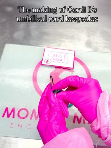 Tali pusar bayi Cardi B dijadikan liontin.
