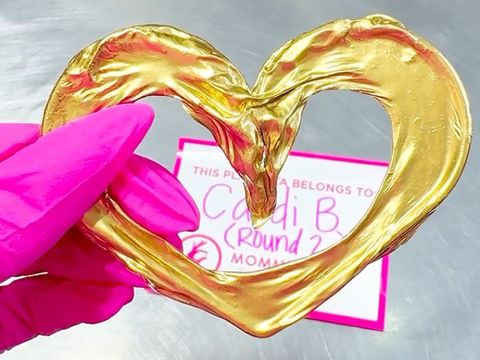 Tali pusar bayi Cardi B dijadikan liontin.