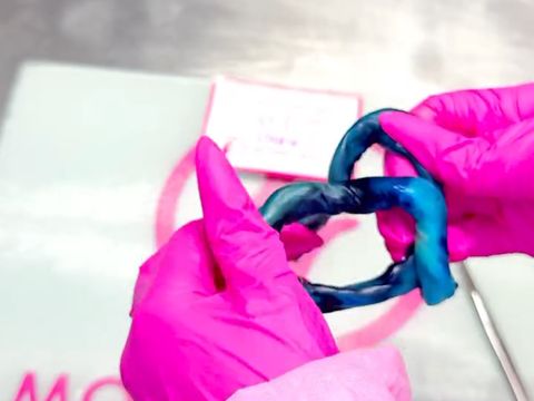 Tali pusar bayi Cardi B dijadikan liontin.