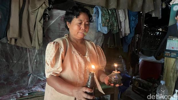 Tiga keluarga manusia hutan yang bertahan hidup di pedalaman Mojokerto-Jombang.