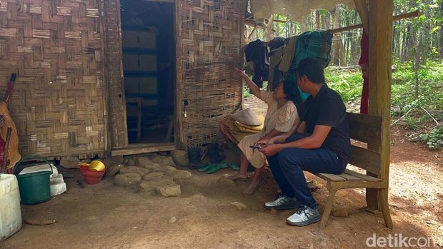 Tiga keluarga manusia hutan yang bertahan hidup di pedalaman Mojokerto-Jombang.