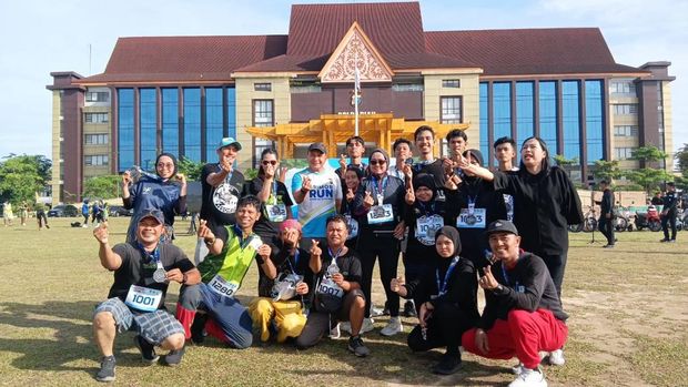 Tim difabel ikut memeriahkan Brimob Run 8K 2025 di Polda Riau.