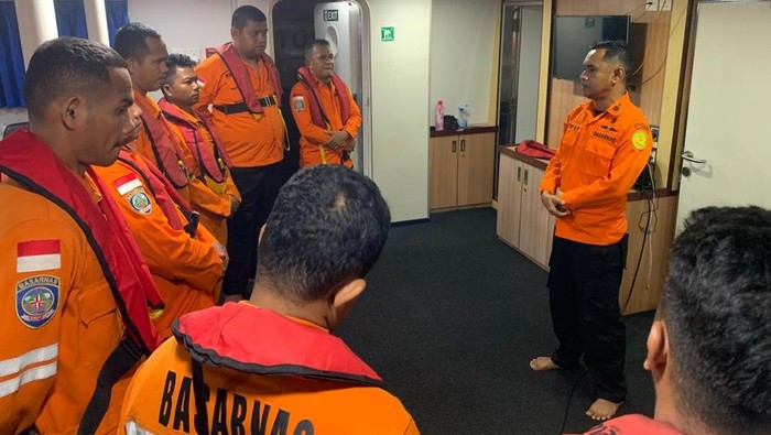 Tim SAR melakukan pencarian nakhoda hingga ABK KM Maluku Prima Makmur 03.