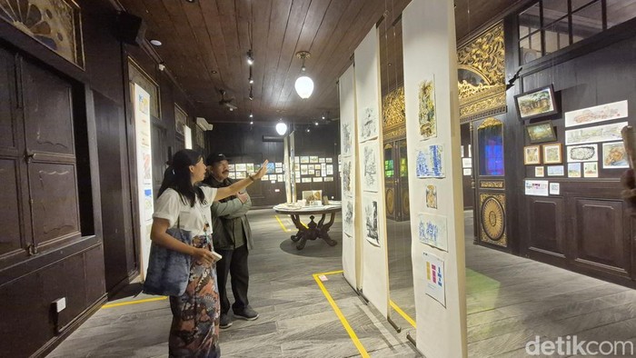 Total 331 sketsa di atas kertas dan juga 90 sketchbook dari Urban Sketchers Bali yang dipajang mulai 22 November 2025 hingga 17 Januari 2026 di Restoran Masa Masa.