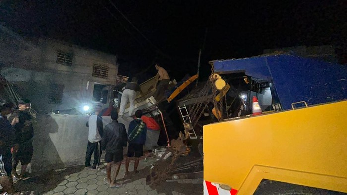 Truk di Bogor tak kuat menanjak hingga mundur tabrak tembok tempat cuci mobil