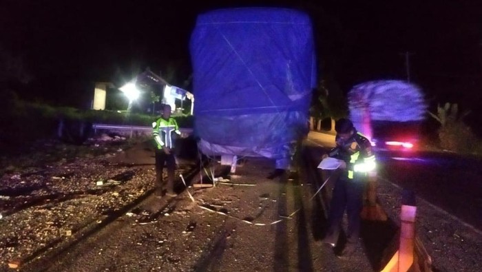 Truk yang melindas kernet di Jalan Denpasar-Gilimanuk, Kabupaten Jembrana, Bali, Sabtu (22/11/2025). (Polres Jembrana)