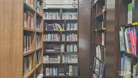 Lorong Perpustakaan di sela sela lemari buku