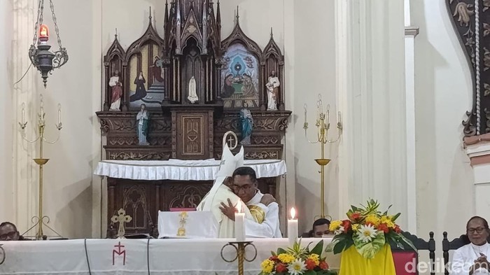 Uskup Mgr Frans Kopong Kung memeluk Uskup terpilih Mgr. Yohanes Hans Monteiro, Sabtu (22/11/2025).