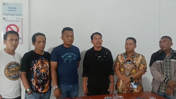 Viral pria di Pamijahan Bogor marah-marah dan ludahi MBG. Ape, berkaos warna hitam