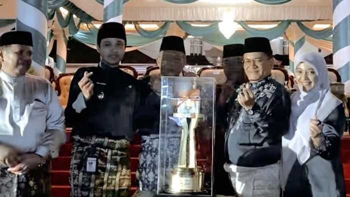 Wako Jambi Maulana dan Wawako Jambi Diza Hazra Aljosha saat menerima piala juara umum MTQ ke-54 tingkat Provinsi