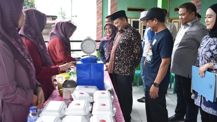 Walkot Jambi Maulana saat meresmikan Sekretariat RT 16 menjadi Kampung Bahagia.