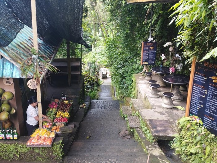 Salah satu warung di Air Terjun Tibumana Bangli, Bali, Sabtu (15/11/2025).Sejumlah warung tersebut menjual makanan, minuman, hingga suvenir.