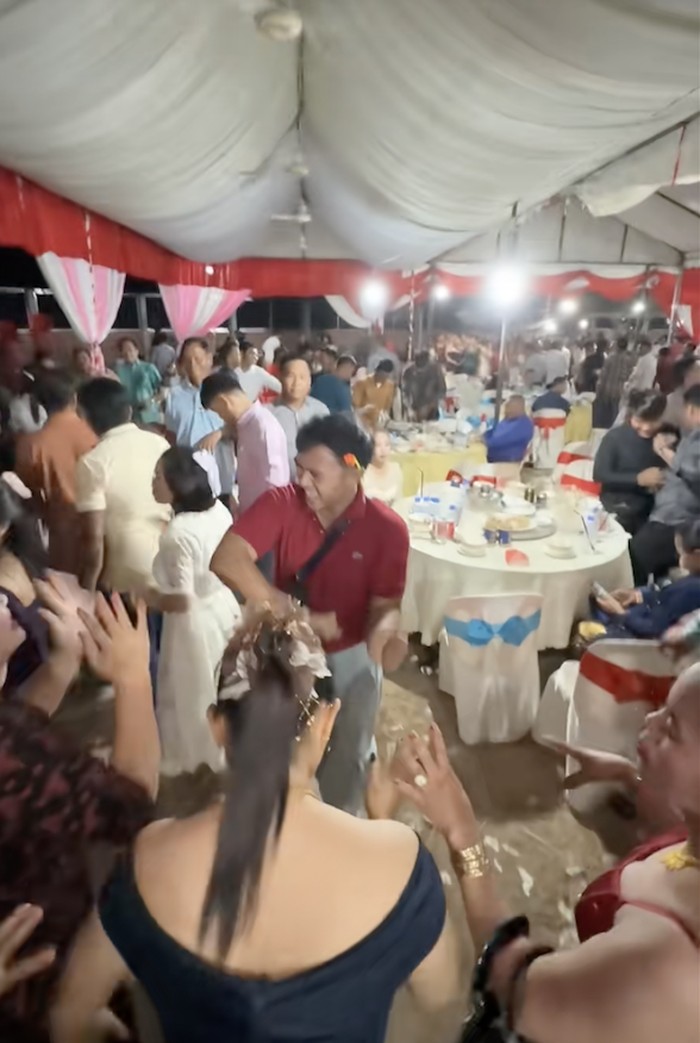 Aa' Juju Pamer Momen Kondangan di Kamboja, Menunya Enak-enak!