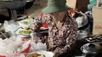 Aa Juju juga sempat menyambangi area dapur. Terlihat ibu-ibu tengah menyiapkan makanan untuk tamu kondangan di belakang. Foto: TikTok makanlurr