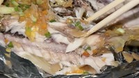 Salah satu hidangan utama di kondangan yang dihadiri Aa Juju, ikan kukus. Tampaknya ikan masih hangat karena disajikan masih dengan lembaran aluminium foil-nya. Foto: TikTok makanlurr