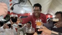 Budaya kuliner lain adalah tamu kondangan dipersilakan minum bir sepuasnya. Sebelum menikmatinya, mereka melakukan prosesi cheers bersama-sama untuk merayakan momen bahagia. Foto: TikTok makanlurr
