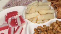Aa Juju menginformasikan menu kondangan di Kamboja tidak prasmanan, tetapi satuan yang disajikan di meja-meja. Salah satunya deretan hidangan pembuka ini. Foto: TikTok makanlurr