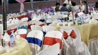 Aa Juju menunjukkan table setting di pernikahan orang Kamboja. Terlihat ada banyak meja bundar dilengkapi beberapa kursi yang mengitari untuk tempat tamu bersantap. Foto: TikTok makanlurr